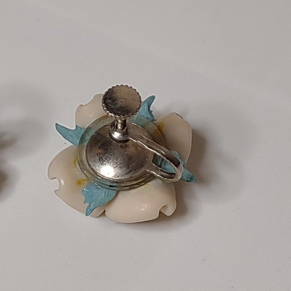 Very Delicate Shell Clip On Earrings - Picture 6 of 9